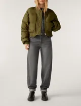 Campera bomber verde militar con cierre frontal y diseño acolchado.