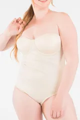 Body modelador reductor color piel, strapless, con aro y copa. Breteles regulables desmontables. Reforzado en zona abdominal para mayor contención. Broches en entrepierna con fundillo en algodón 100%.