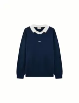 Sweater de punto color azul marino con cuello polo en contraste color blanco y logo bordado en el centro del pecho.