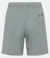 Bermuda de corte casual confeccionada en una mezcla de viscosa y cáñamo, con textura ligera. Presenta cintura elástica con cordón ajustable, bolsillos laterales y una pequeña etiqueta decorativa en el ruedo.