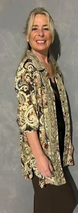 Sobrecamisa estilo kimono con estampado paisley en tonos marrones y verdes, cuello mao y mangas largas.