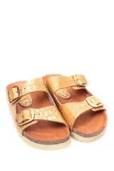 Sandalias bajas color ocre con textura tipo piel de cocodrilo, doble tira con hebillas doradas ajustables y plantilla anatómica.