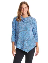 Buzo de tejido soft labrado con diseño floral, cuello volcado con detalle de botones en la solapa, mangas tres cuartos con hombros caídos y ruedo asimétrico en punta.