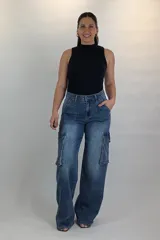 Pantalón wide leg de jean azul con lavado localizado, tiro medio y bolsillos cargo laterales.