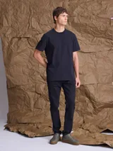 Remera de algodón pesado de manga corta y cuello redondo, con corte clásico y etiqueta pequeña en el ruedo.