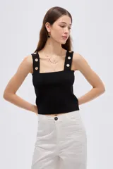 Top de rayón color blanco, de corte ajustado al cuerpo, con escote cuadrado y tirantes anchos decorados con botones metálicos dorados.
