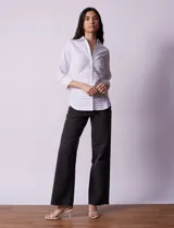 Camisa color salmón de algodón con cuello con solapa, abertura central con botones, delantera tableada y laterales elastizados. Marca Zac & Rachel.