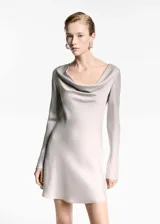Vestido corto de satén con cuello drapeado y mangas largas. Presenta un diseño recto y fluido, ideal para eventos formales.