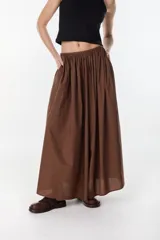 Pantalón largo color marrón, estilo wide leg, de tiro medio con cintura elástica fruncida y bolsillos laterales.