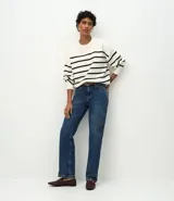 Pantalón de jean con corte recto, tiro medio y cierre frontal con botón y cremallera. Cuenta con bolsillos laterales y traseros, además de trabillas para cinturón.