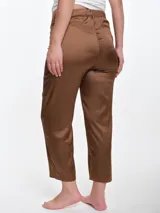 Pantalón de pijama de satén con caída fluida, corte recto y cintura elástica. Presenta un acabado suave y sedoso al tacto.