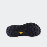 Championes de trail running New Balance Fresh Foam X Hierro v9, color negro con detalles en rojo y suela Vibram.