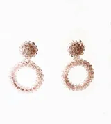 Aros colgantes con forma de argolla, realizados artesanalmente con cuentas de cristal azul.