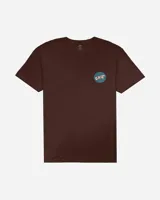 Remera de manga corta color marrón con estampa pequeña en el pecho de diseño circular en espiral con texto.