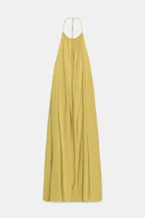 Vestido midi color amarillo con cuello halter, espalda descubierta y lazada en el mismo tejido.