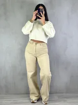 Pantalón de jean color beige, corte wide leg.