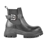 Bota casual de cuero sintético negro con elástico lateral, hebilla decorativa y plataforma con suela track.