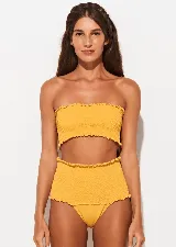 Conjunto de bikini amarillo con corpiño bandeau con volados y bombacha de tiro alto con volados.