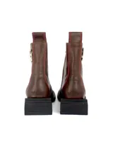 Botas cortas de cuero color marrón con cierre lateral y detalle de pespuntes rojos.
