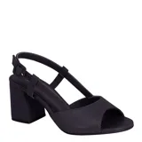Sandalias de cuero color negro, con taco ancho, tira frontal ancha y tira trasera ajustable con hebilla.