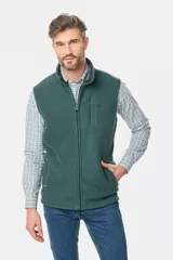 Chaleco de abrigo confeccionado en tejido polar, con cierre frontal completo, cuello alto y bolsillo vertical en el pecho con logo bordado en contraste.