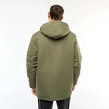 Parka color verde militar con capucha, cierre frontal con cremallera y botones a presión. Cuenta con bolsillos laterales con cierre y bolsillos frontales tipo cargo con solapa.