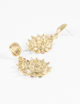 Aros colgantes plateados con forma de caracol.