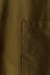 Pantalón cargo de tiro alto con cintura elástica, corte holgado y diseño de piernas globo con costuras visibles. Cuenta con bolsillos laterales tipo parche.