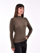Polera de tejido de punto acanalado en color verde militar, con cuello alto y mangas largas ajustadas.