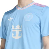Camiseta de fútbol Adidas del Inter Miami CF, modelo tercera equipación temporada 25/26. Diseño celeste con finas rayas verticales y detalles en rosa. Incluye escudo del equipo y logo de Adidas.