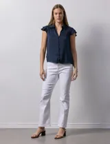 Camisa azul marino de satén, marca Alex & Lili. Cuello con solapa y escote en V. Apertura central con botones y sisas con volados.