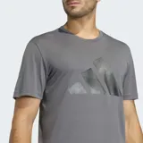 Remera deportiva Adidas de manga corta y cuello redondo, color gris. Presenta el logo de la marca en el pecho con un diseño gráfico texturizado. Confeccionada con tecnología Climacool para mayor transpirabilidad y detalles reflectantes.
