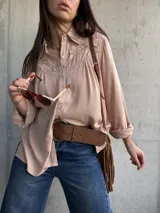 Camisa de manga larga color rosa viejo con detalles bordados florales en el canesú delantero y botones frontales.