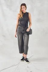 Musculosa de tejido acanalado con acabado brillante, de corte ajustado al cuerpo y cuello redondo alto.