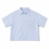 Camisa de corte boxy fit color celeste, con mangas cortas y cuello tipo polo. Presenta un estampado frontal en color rojo con la frase 'CALL MY STYLIST' y un detalle bordado en color negro con la firma 'FACHAPOSTA'.