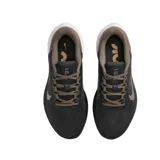 Championes de running Nike Air Winflo 9, color gris oscuro con detalles en cobre y plateado. Presentan diseño aerodinámico con logo lateral metalizado, entresuela blanca amortiguada y suela con relieve para mayor tracción.