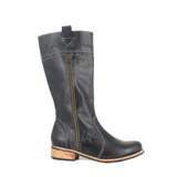 Bota de cuero negro de caña media, con cierre lateral y taco bajo de madera.