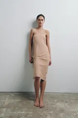 Vestido midi de escote recto y diseño strapless, con corte recto y abertura en la espalda.
