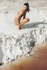 Top deportivo strapless de sujeción media, confeccionado en tejido funcional con tecnología SculptMove y DryMove para absorción de sudor. Presenta un diseño liso, sin cierre, con copas de relleno extraíbles.