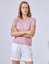 Remera negra de algodón y viscosa, de corte clásico y mangas cortas.