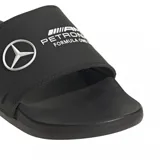 Ojotas Adidas Adilette Comfort, diseño en colaboración con Mercedes AMG Petronas. Color negro con el logo de Mercedes y la inscripción del equipo estampados en blanco en la banda superior.