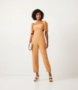 Mono largo color naranja con corte zanahoria, escote cuadrado, mangas cortas abullonadas y bolsillos laterales.