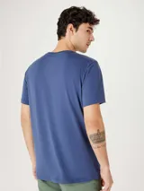 Camiseta básica de manga corta y cuello redondo, color rojo oscuro.