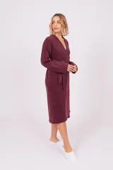 Bata azul marino de toalla con cuello esmoquin, lazo para ajustar en la cintura y bolsillos laterales.