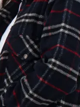 Camisa de abrigo roja y negra a cuadros grandes, de corte recto y manga larga.