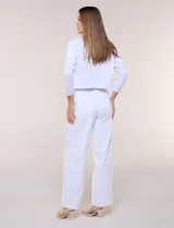 Cardigan tejido estilo bolero de color blanco, con mangas cortas y diseño frontal abierto.