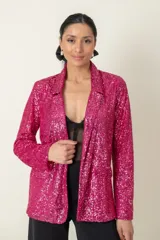 Blazer fucsia con lentejuelas, de corte recto y solapas clásicas.
