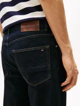 Pantalón de jean corte recto en color azul oscuro, con diseño clásico de cinco bolsillos, cierre de botón y cremallera, y costuras en contraste.