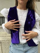 Chaleco de terciopelo color morado con diseño de bloques.