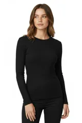 Remera de manga larga con cuello redondo a la base, confeccionada en tejido de algodón con elastano, de corte ajustado.